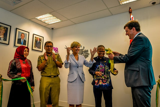 Ceremonial ribbon cutting to open the Australian Consulate-General in Makassar on 22 March 2016.  Left to right: Kalla Group CEO Ms Fatimah Kalla, Mayor of Makassar Mr Haji Mohammad Ramdhan Pomanto (Danny), Australian Minister for Foreign Affairs the Hon. Julie Bishop MP, Vice Governor of South Sulawesi Mr Haji Agus Arifin Nu’mang, Australian Consul-General Mr Richard Mathews. Photo: DFAT/Timothy Tobing